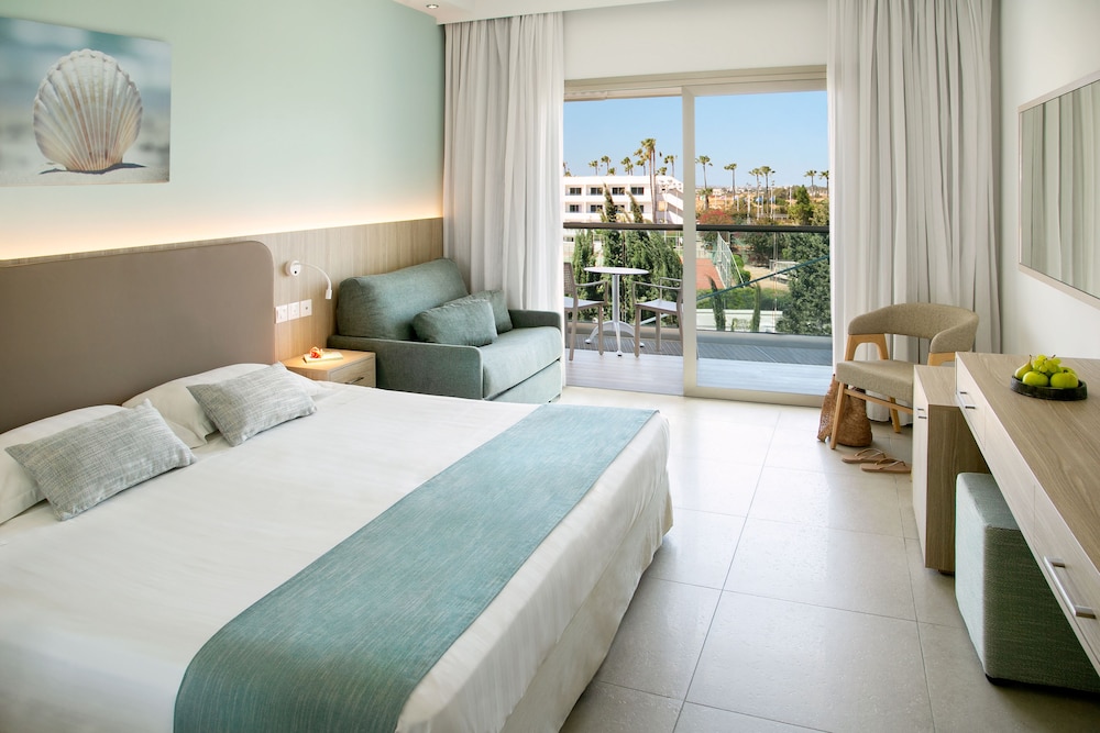 Standard Double or Twin Room, Partial Sea View - Photo 1