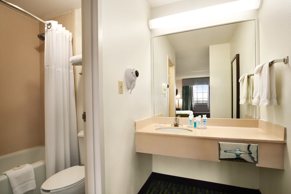 Family Suite, 2 Bedrooms, Non Smoking (1 King and 2 Queen Beds) - Photo 3