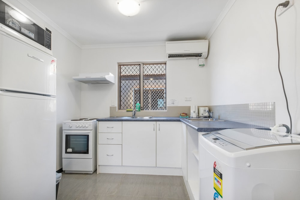 Superior Queen with Shared Kitchenette (Includes Buffet Breakfast Takeaway Lunch and Buffet Dinner) photo 2