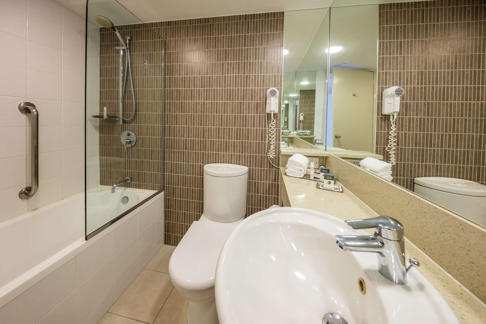 King Guest Room Water View thumbnail 5