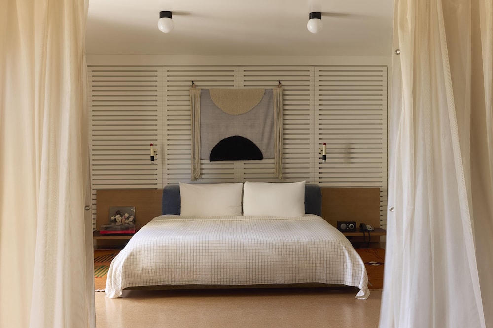 Superior Suite, 1 King Bed (Side by Side Suite 1 King) photo 3