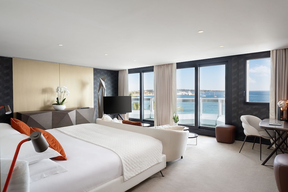 Luxury Room, 1 King Bed (Balcony)