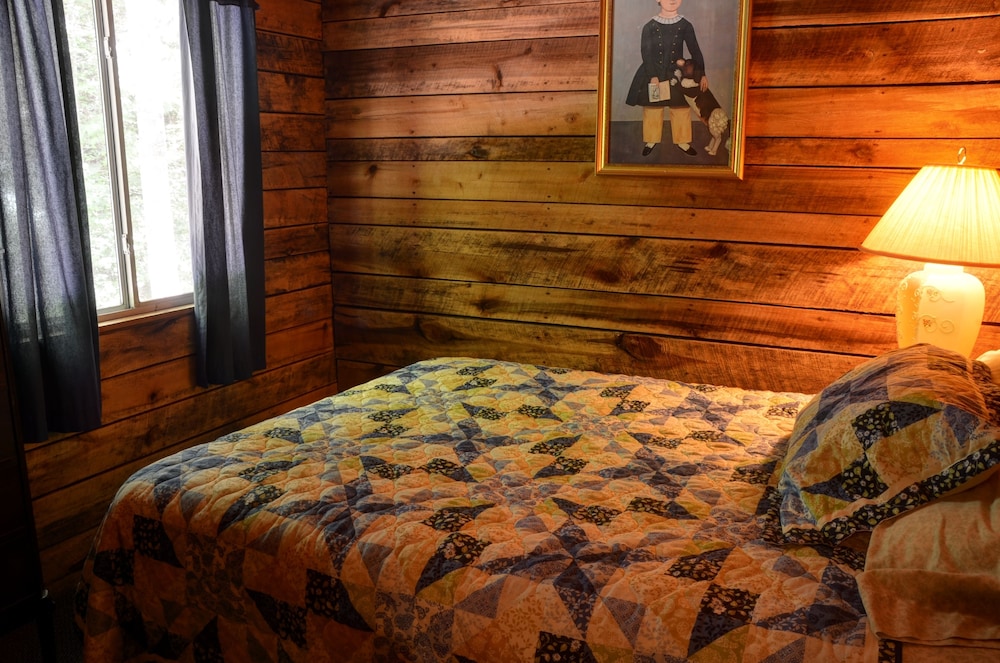 Comfort Cabin, 2 Bedrooms, Jetted Tub (Panther Creek Lodge) photo 1