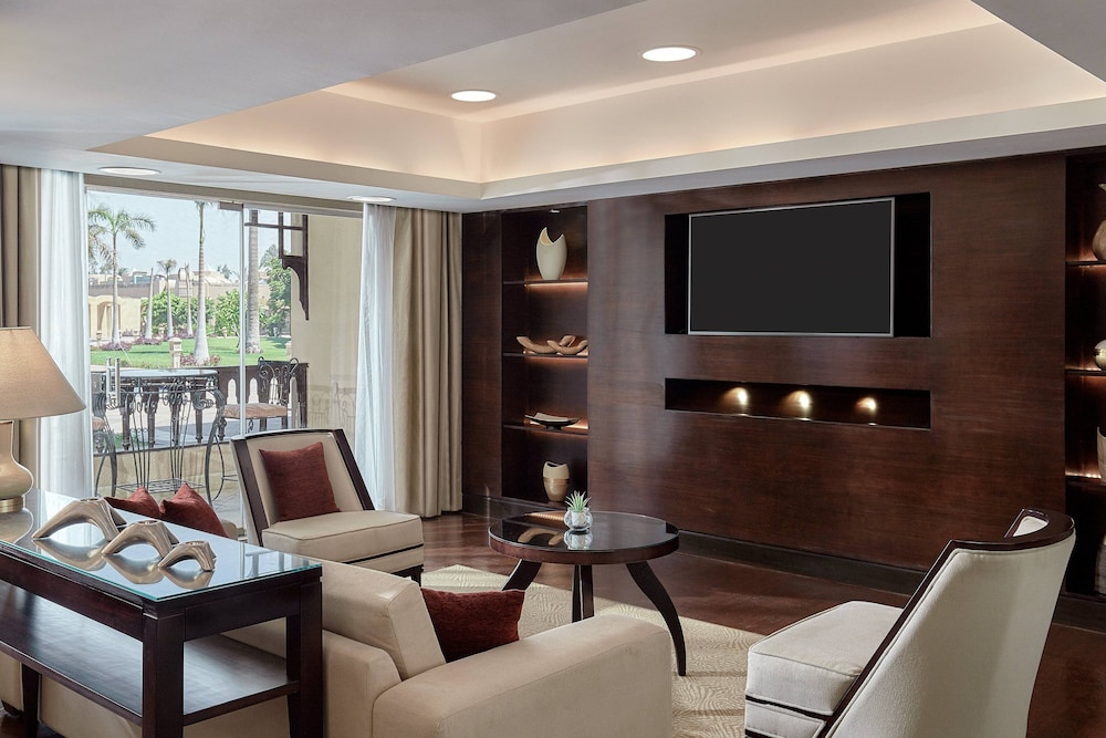 Room, 1 King Bed, Club Lounge Access (Balcony) thumbnail 6
