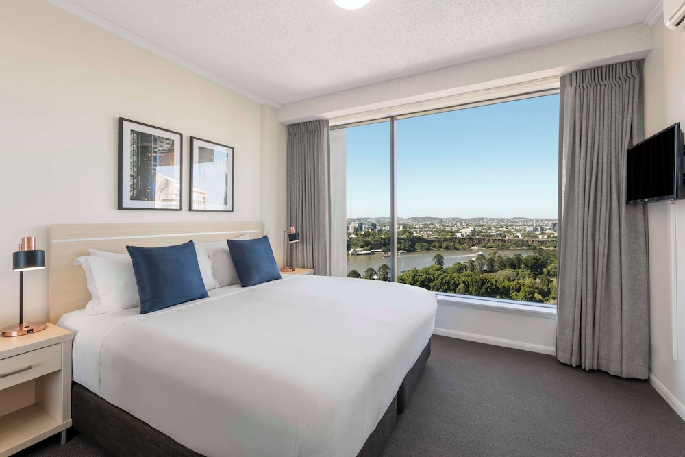 2 Bedroom River View Apartment - Photo 4
