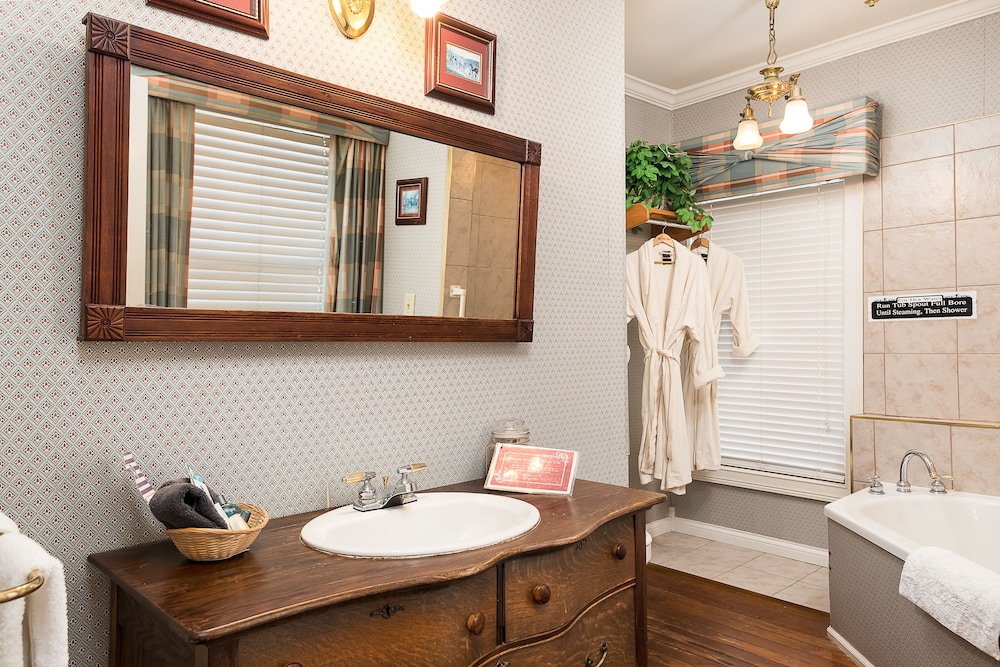 The Foxhunt King Suite photo 3