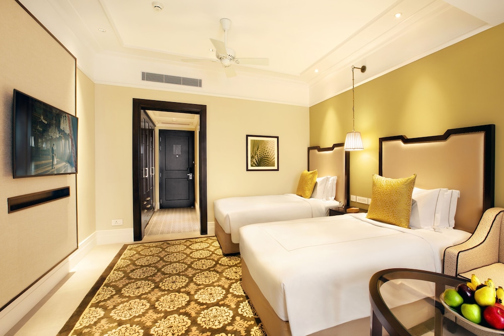 Luxury Grande Room King Bed - Photo 4