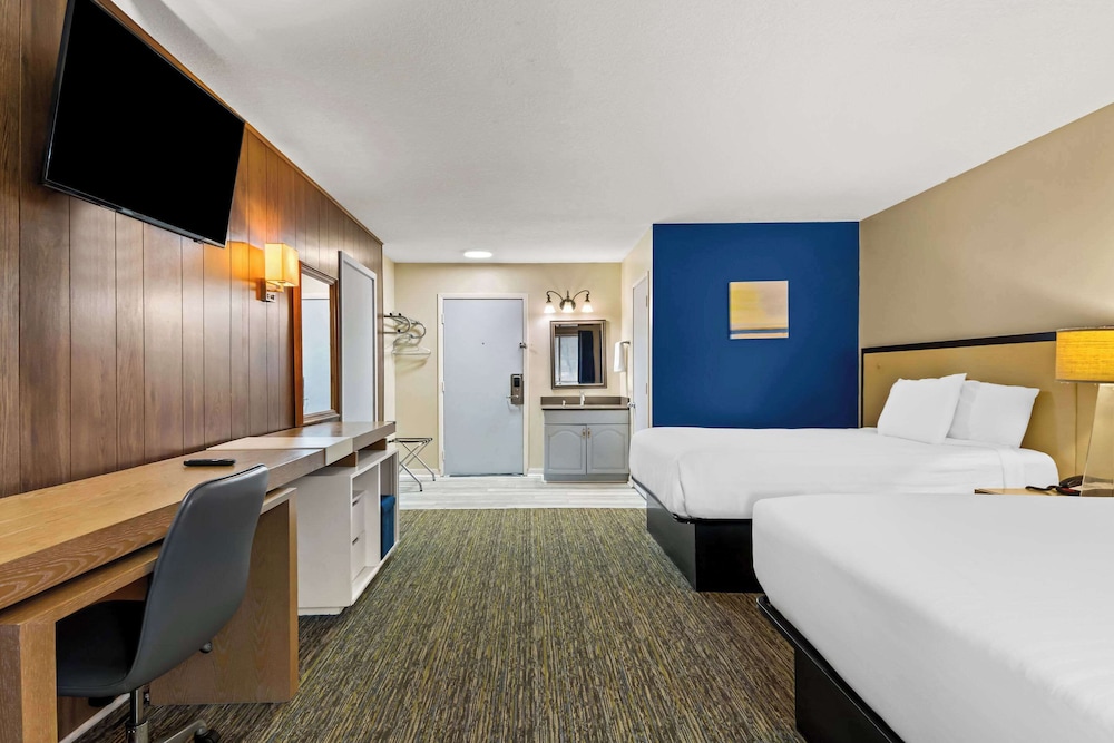 Standard Room, 2 Queen Beds, Non Smoking photo 3