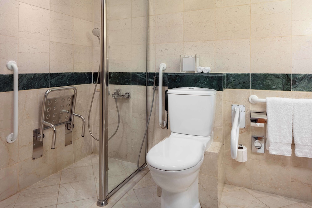Deluxe Twin Room, Accessible - Photo 10