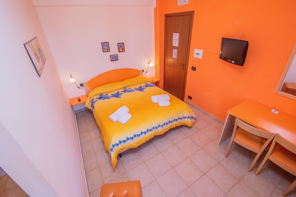 Double or Twin Room (2)
