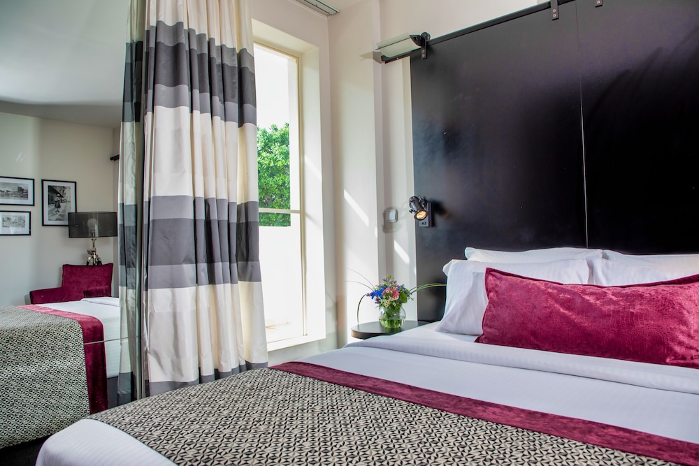 Room, Balcony - Photo 1