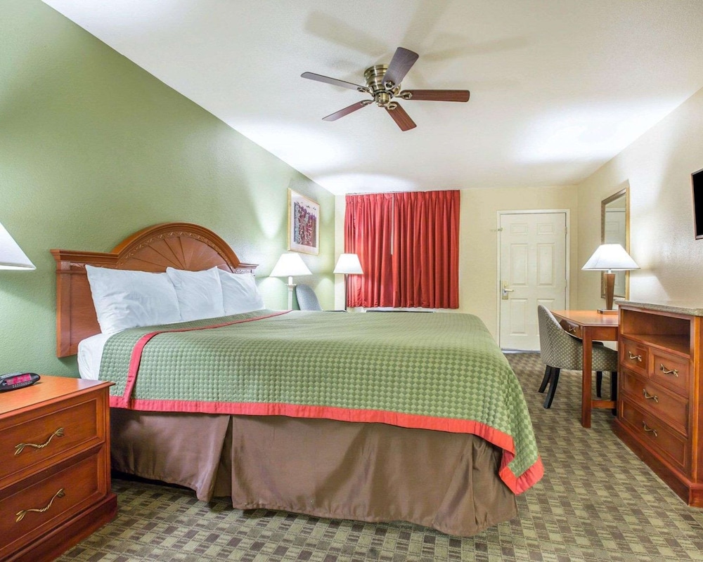 Room, 1 King Bed - Photo 2