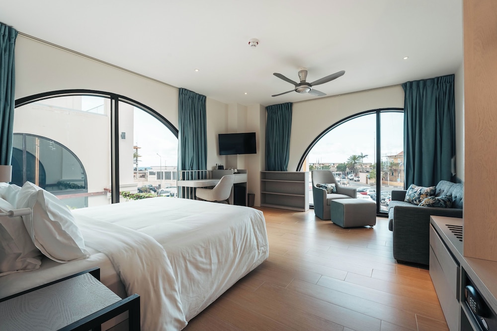 Suite Studio Junior, 1 très grand lit et 1 canapé-lit, vue partielle sur l'océan
