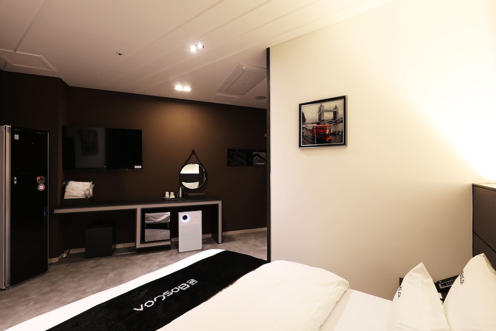 Deluxe Double Room (No Breakfast) - Photo 26