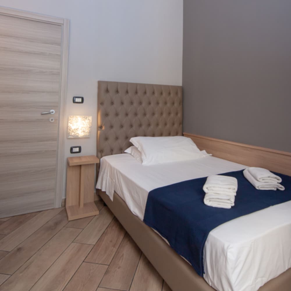 Economy Double Room, 1 Large Twin Bed, Non Smoking, Private Bathroom photo 2