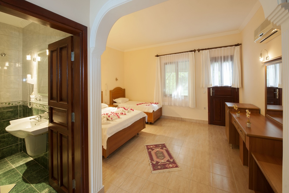 Comfort Double or Twin Room, Poolside photo 1
