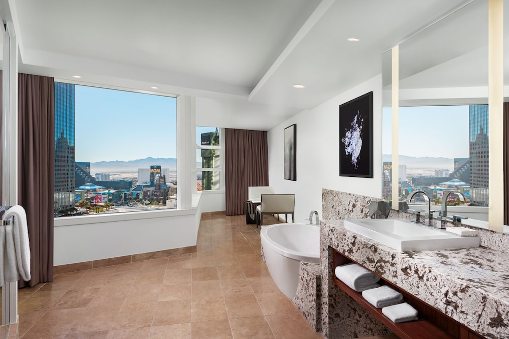 Center Tower Suite - Strip View thumbnail 5