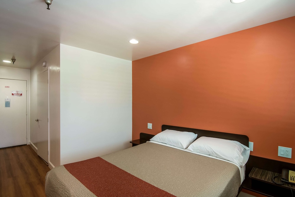 Standard Room, 1 Queen Bed, Accessible, Non Smoking - Photo 2