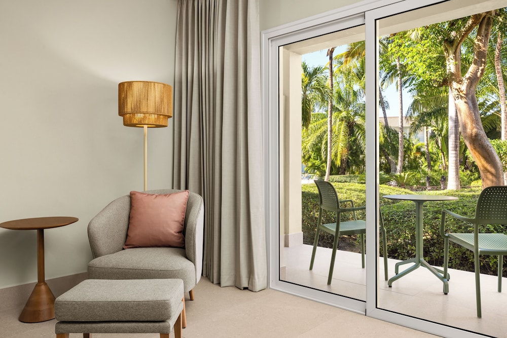 Club Room, 1 King Bed (tropical View)