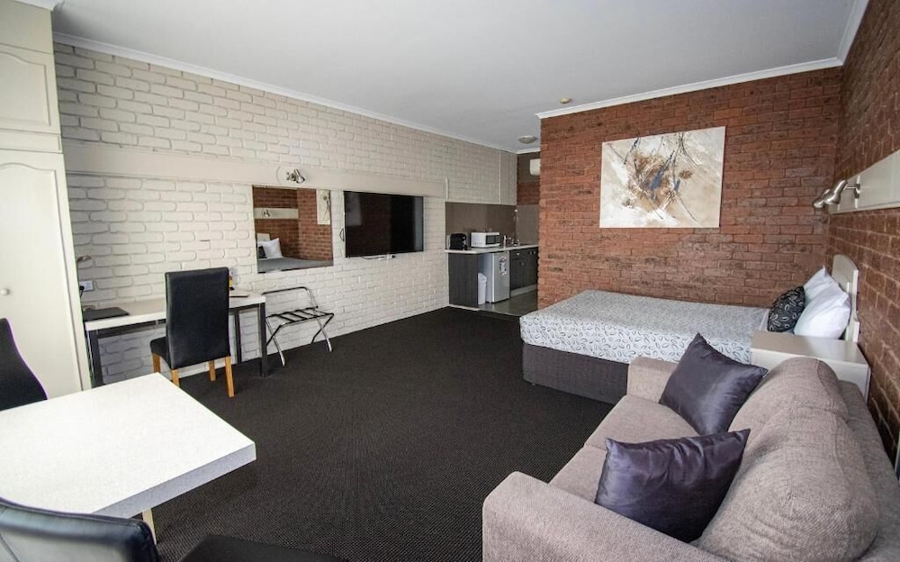 Standard Room, 1 Queen Bed, Kitchenette (Queen) photo 3