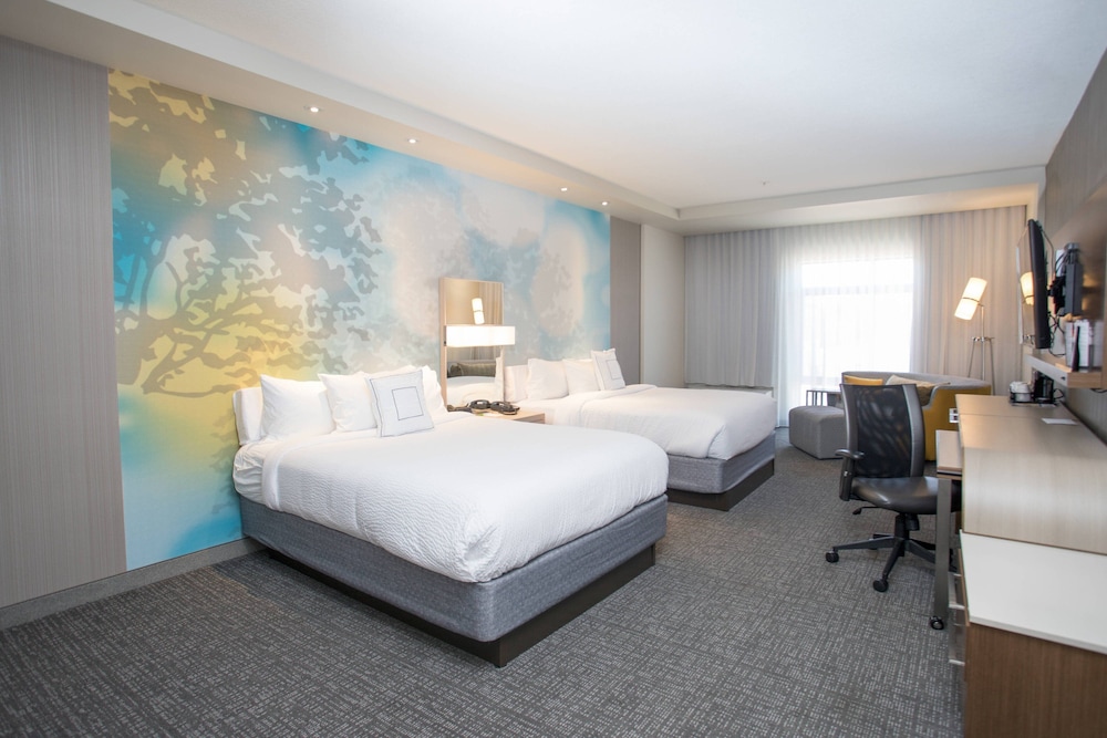 Room, 2 Queen Beds (Mobility Accessible, Tub)