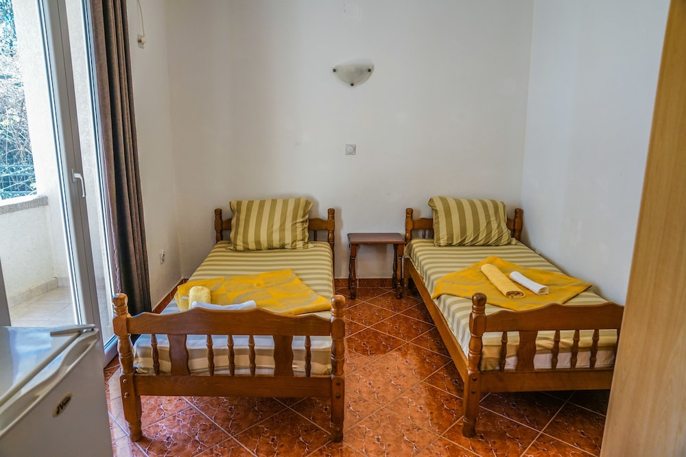 Standard Apartment, 2 Twin Beds, Partial Sea View