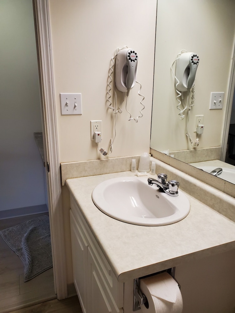 Queen Room photo 2