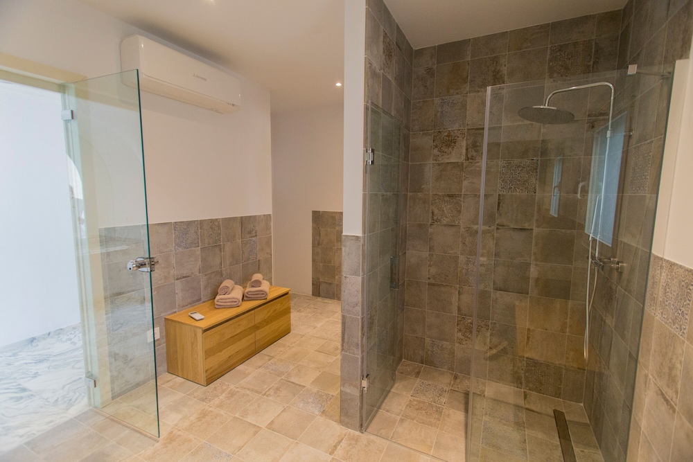 Villa photo 2