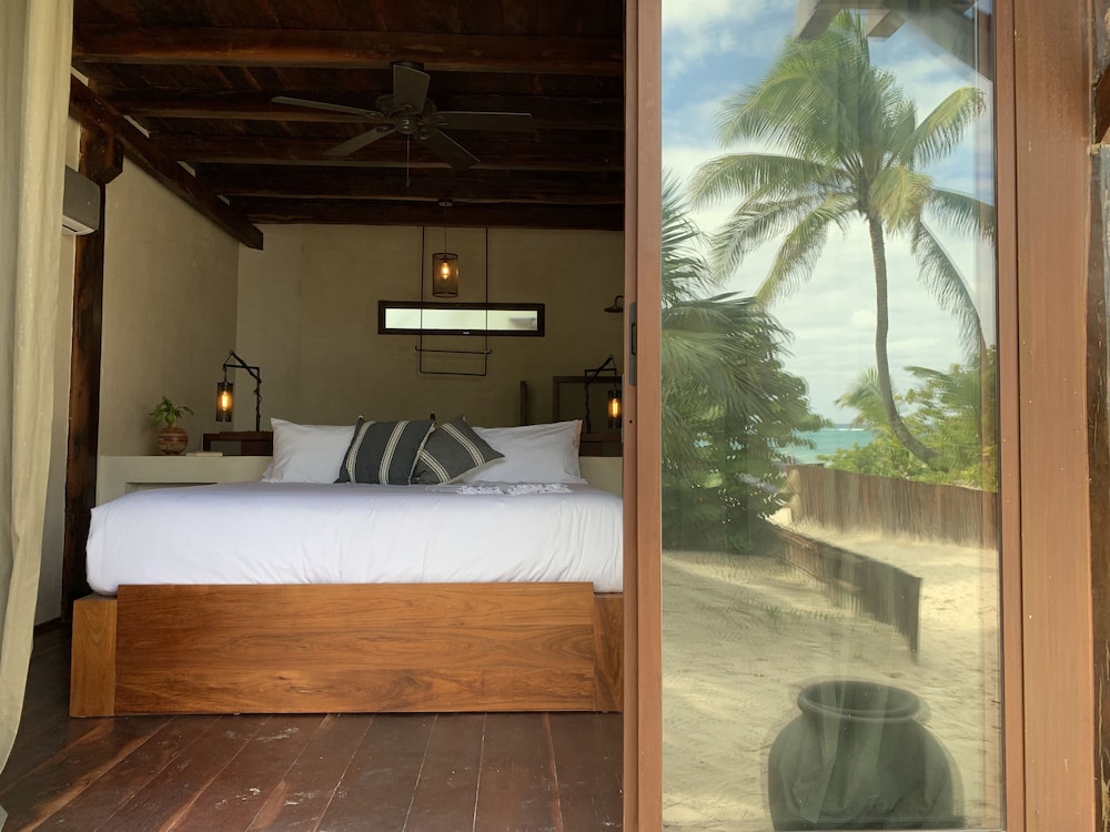 Design Room, 1 King Bed, Garden View, Beachfront
