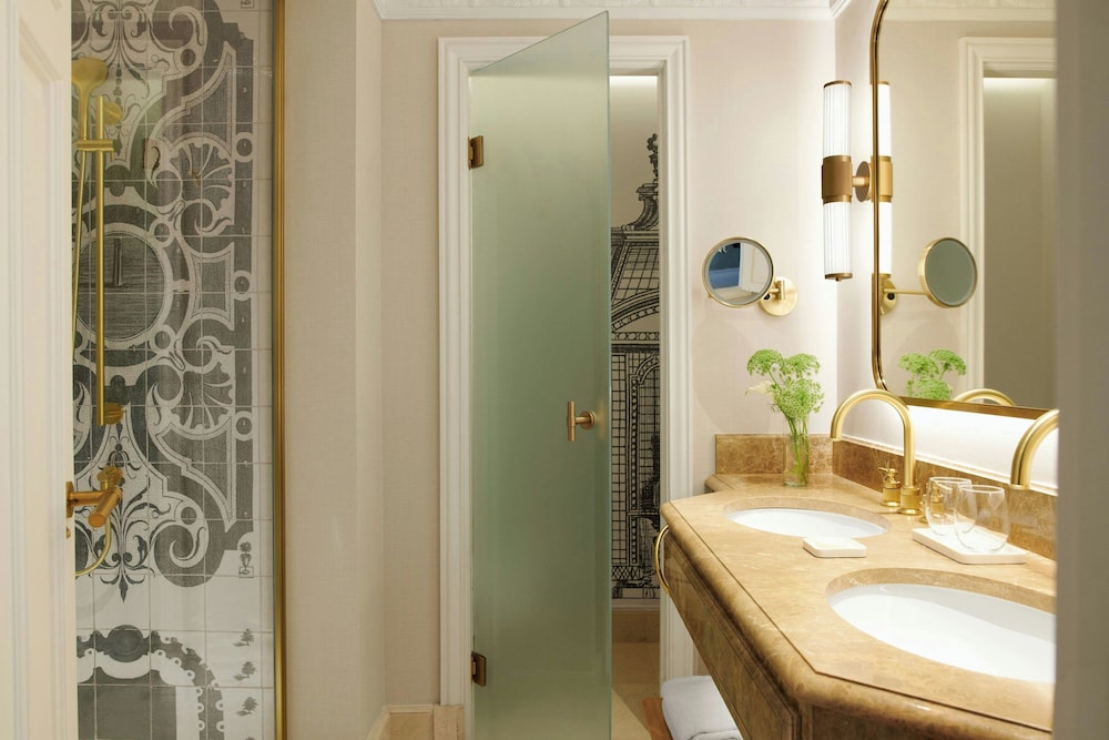 Deluxe Room with 2 Twin Beds thumbnail 5