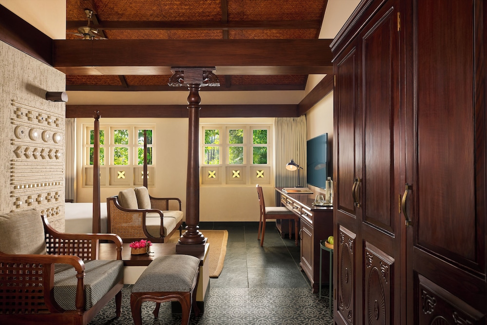 Luxury Room, 1 King Bed (Forest View Hut)