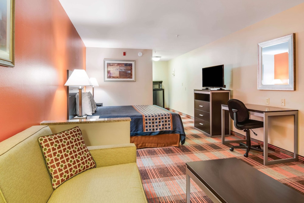 Room, 1 King Bed, Smoking - Photo 11