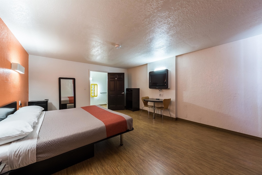 Standard Room, 1 King Bed, Non Smoking, Kitchenette - Photo 10
