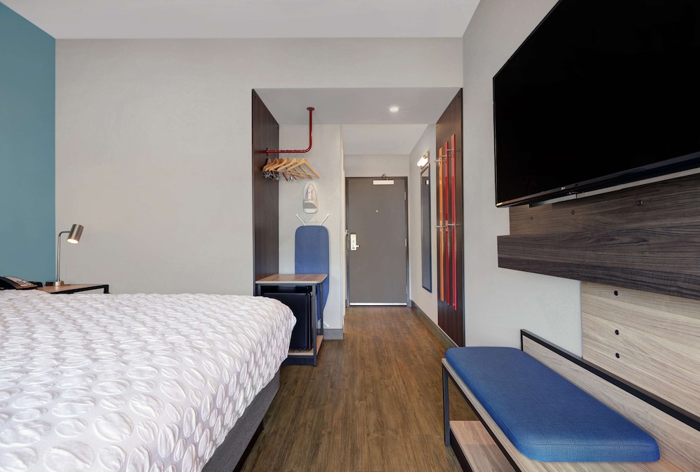 Room, 1 King Bed, Accessible (Hearing) - Photo 1