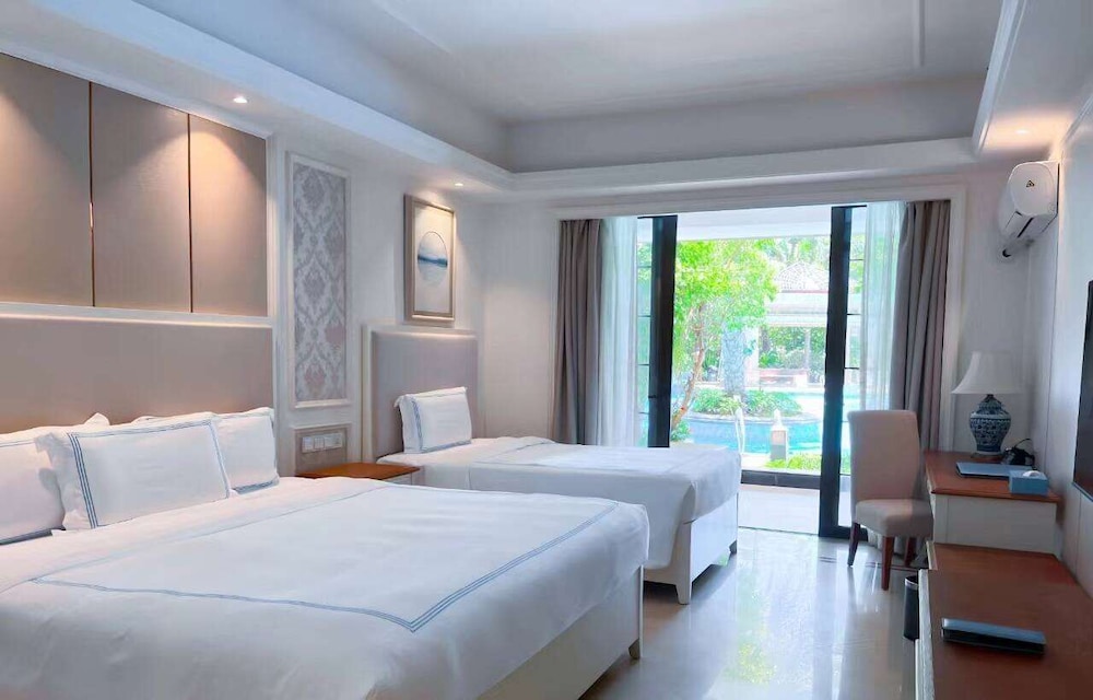Deluxe Room, 1 King Bed, Pool Access