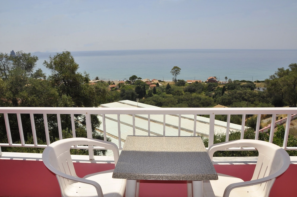 Quadruple Room, Partial Sea View - Photo 7