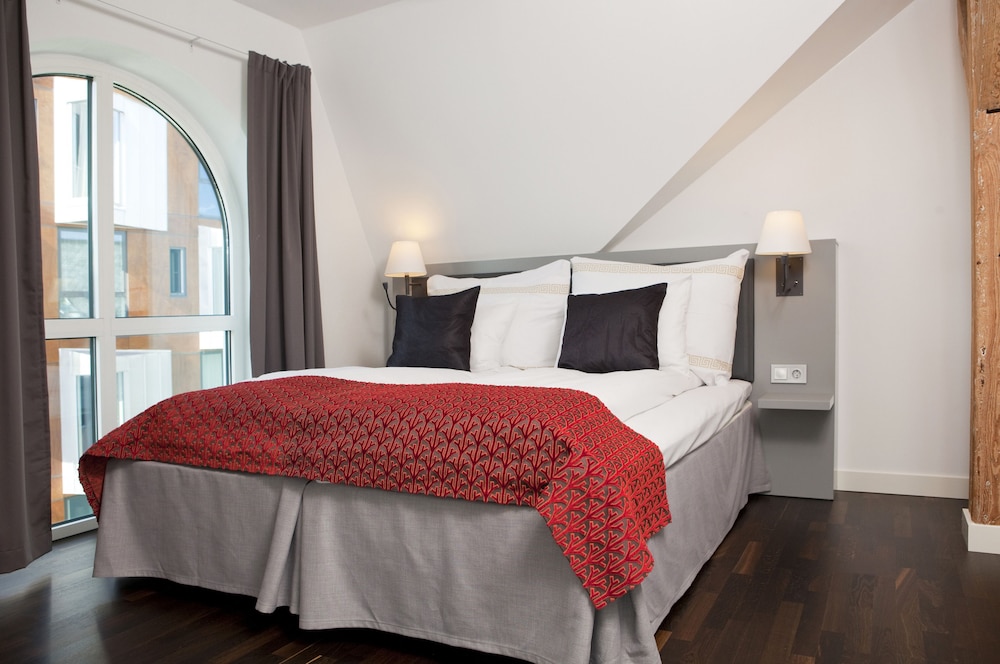 Suite, 1 Queen Bed, Non Smoking (Upgrade)