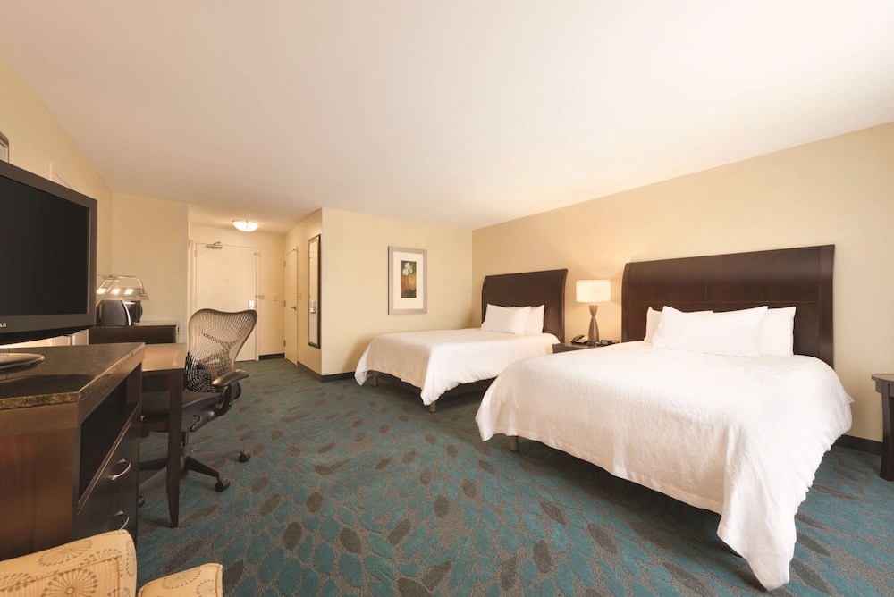 Room, 2 Queen Beds, Accessible (Mobility & Hearing, Roll-In Shower) - Photo 2