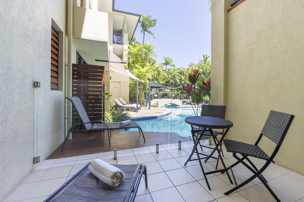 Studio Pool Entry - Photo 6
