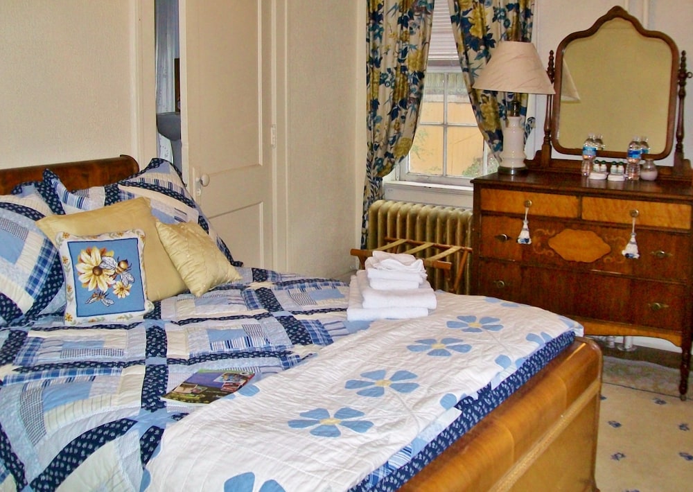 Room, Private Bathroom (Blue Flowers) photo 1