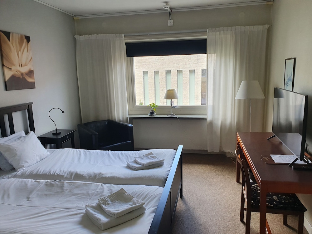 Basic Double Room, 1 King Bed