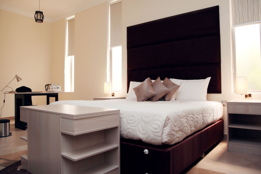 Deluxe Room, 1 King Bed, Ensuite, Courtyard View