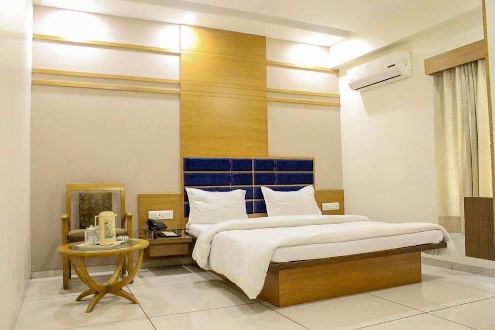 Gold King Bed - Photo 1