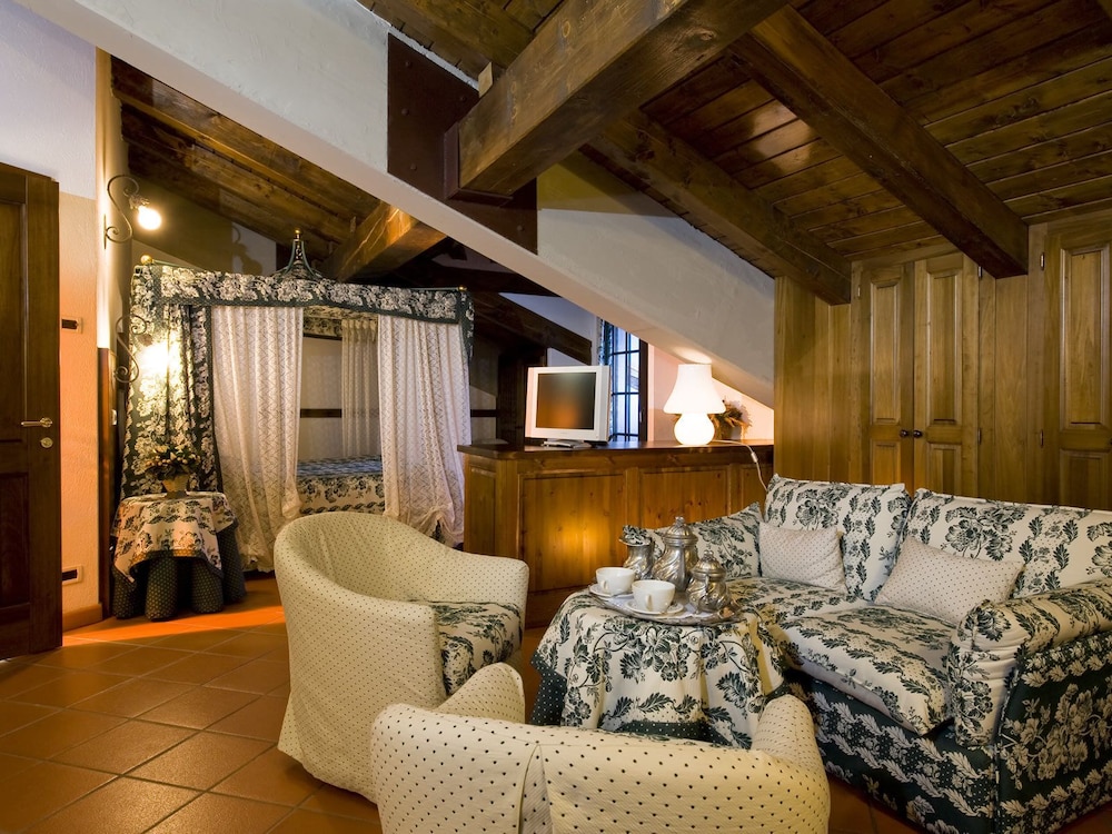 Superior Suite, 1 King Bed, Balcony, Mountain View