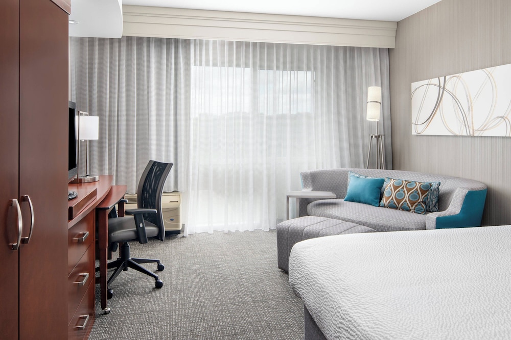 Room, 1 King Bed at Courtyard by Marriott Raleigh North/Triangle Town Center in Raleigh