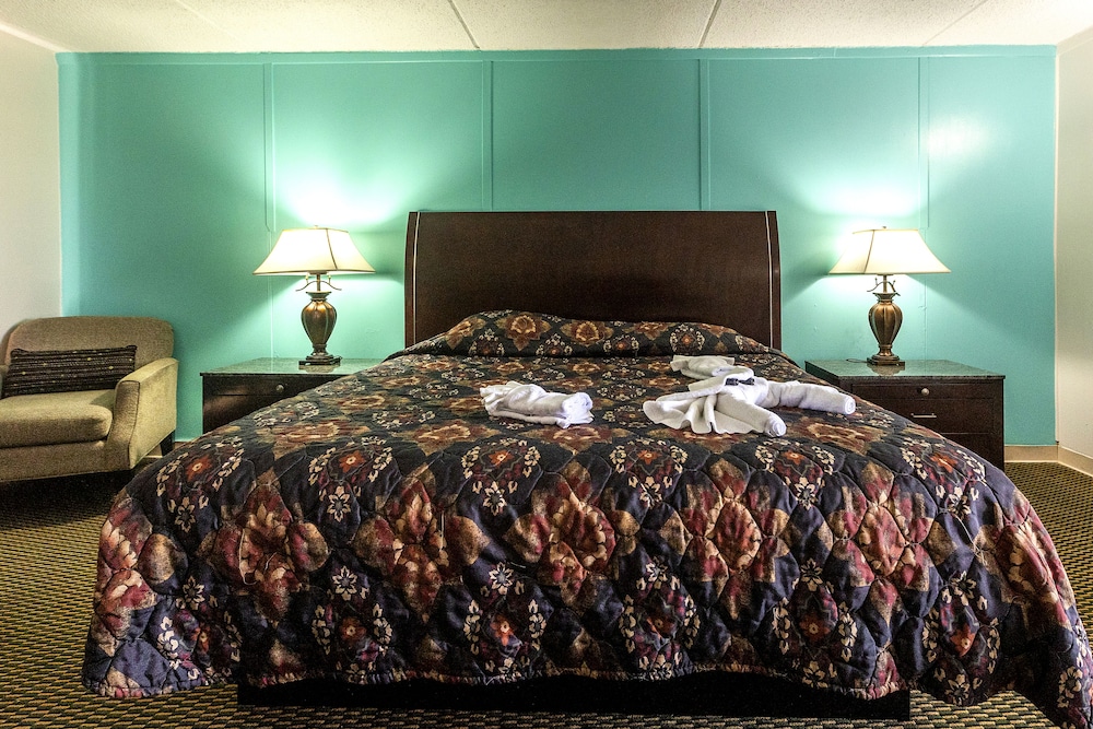 Classic Room, 1 King Bed, Poolside photo 3