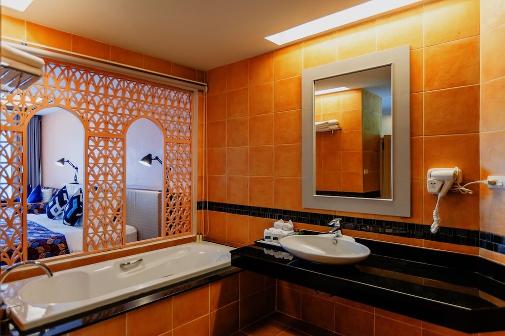 Deluxe Room - Photo 13
