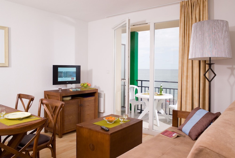 Standard Studio, Sea View