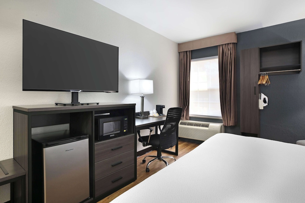 Standard Room, 1 King Bed, Accessible, Bathtub - Photo 3
