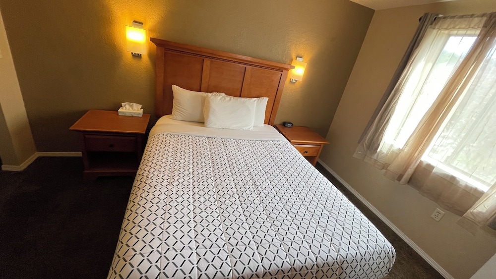 One queen bed non smoking - Photo 2